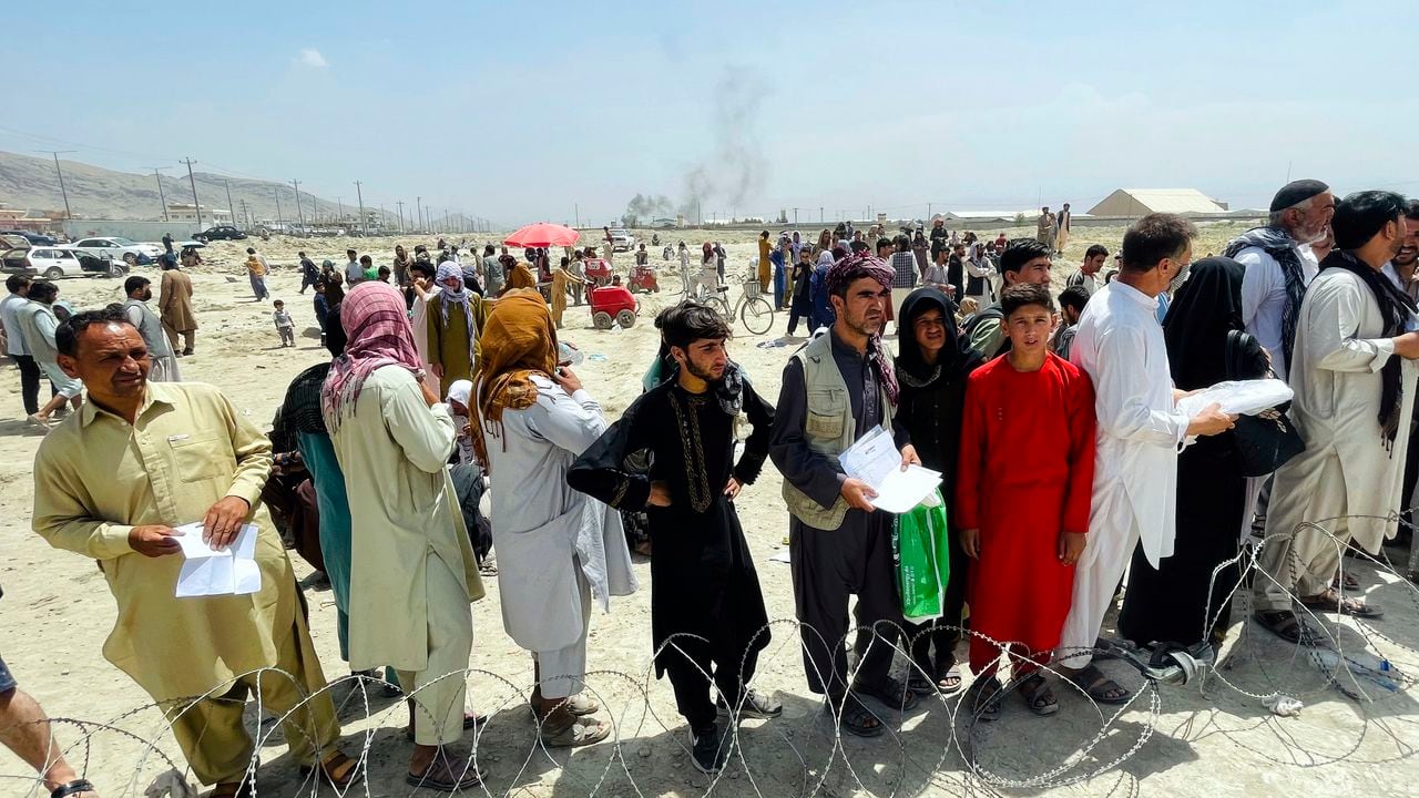 ARCHIVO - En esta fotografía de archivo cientos de personas se reúnen frente al aeropuerto internacional de Kabul, Afganistán. Cientos de ciudadanos occidentales y trabajadores afganos han sido trasladados a un lugar seguro desde que los talibanes reafirmaron el control del país. (Foto AP, Archivo)