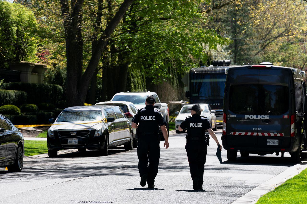 Los investigadores de la policía de Toronto trabajan fuera de 21 Park Lane Circle después de que un guardia de seguridad fuera baleado fuera de la mansión Bridle Path de la estrella del rap canadiense Drake en Toronto