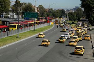 Dia Sin Carro Bogota trafico transporte publico  taxis transmilenio autopista norte con Heroes
Bogota feb 6 del 2020 
Foto Guillermo Torres Reina / Semana