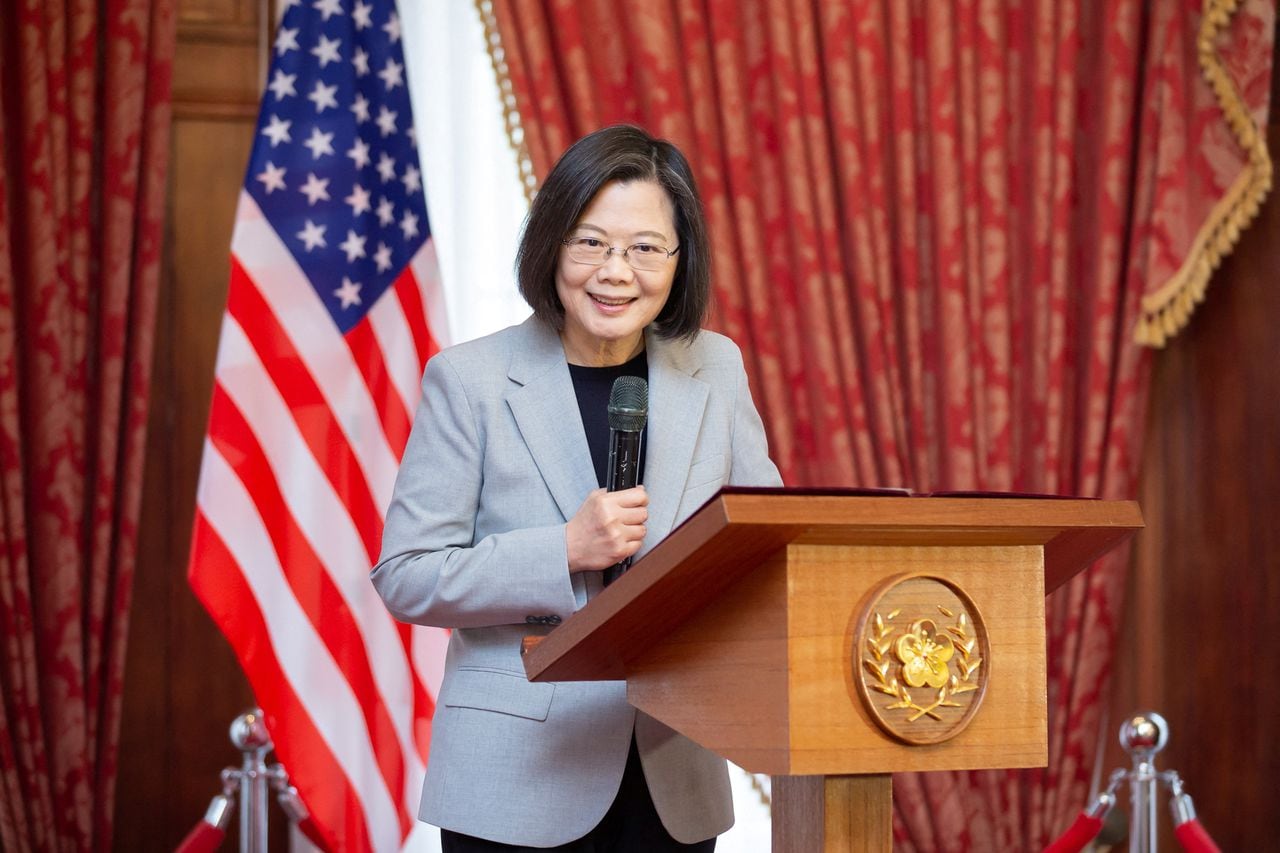 La presidenta de Taiwán, Tsai Ing-wen, habla durante un almuerzo con Michael McCaul, presidente del Comité de Asuntos Exteriores de la Cámara de Representantes de los EE. UU., quien encabeza una delegación de legisladores estadounidenses que visitan Taiwán, en Taipei