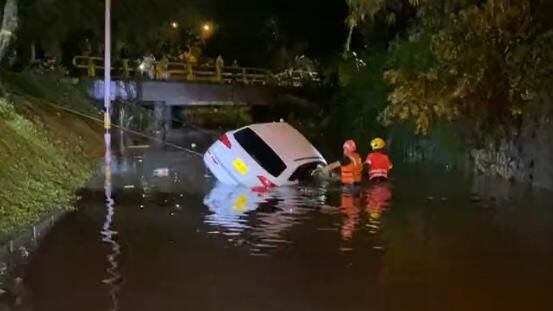 Camioneta Audi rescatada por organismos de socorro.