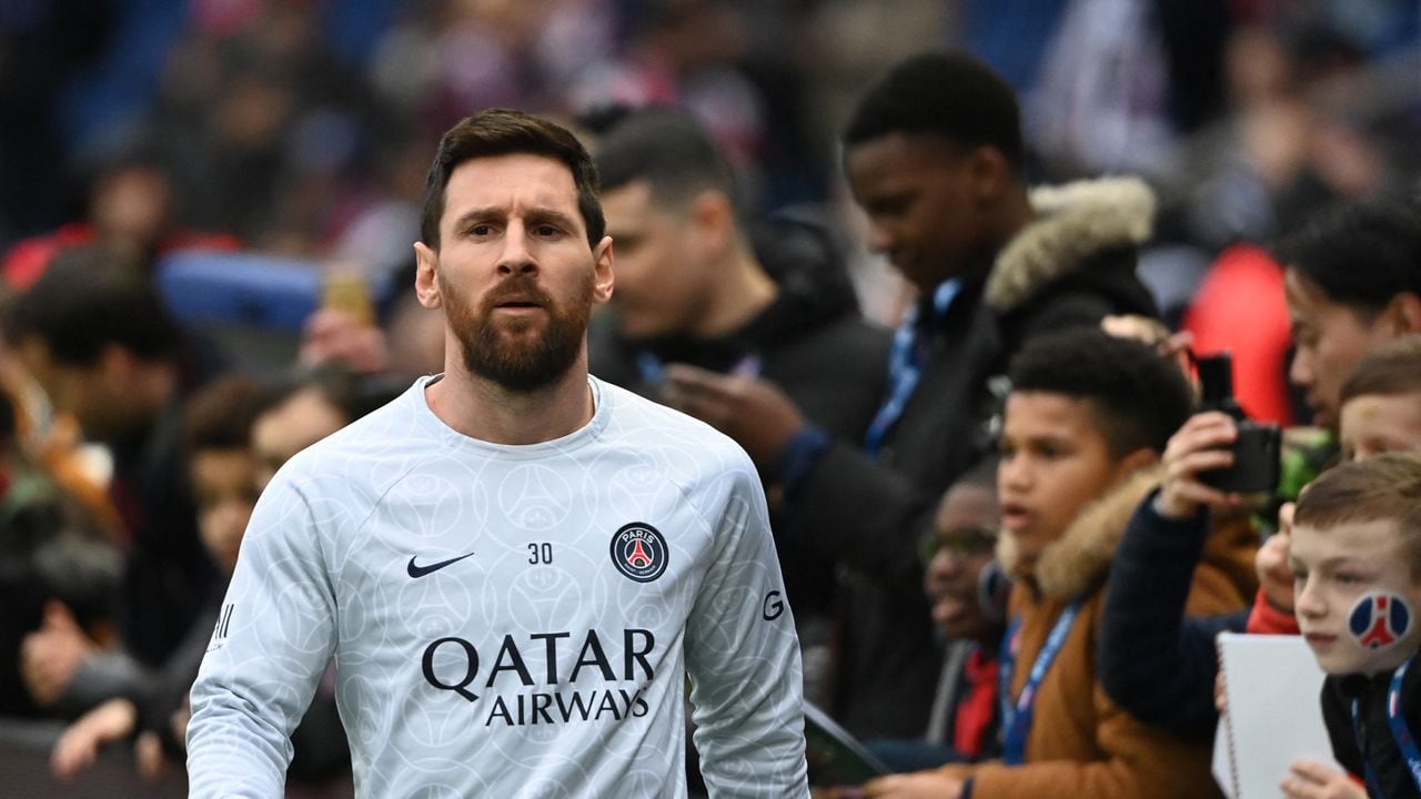 Paris Saint-Germain's Argentine forward Lionel Messi reacts during warm up prior to the  French L1 football match between Paris Saint-Germain (PSG) and Toulouse FC at the Parc des Princes stadium in Paris on February 4, 2023. (Photo by Alain JOCARD / AFP)