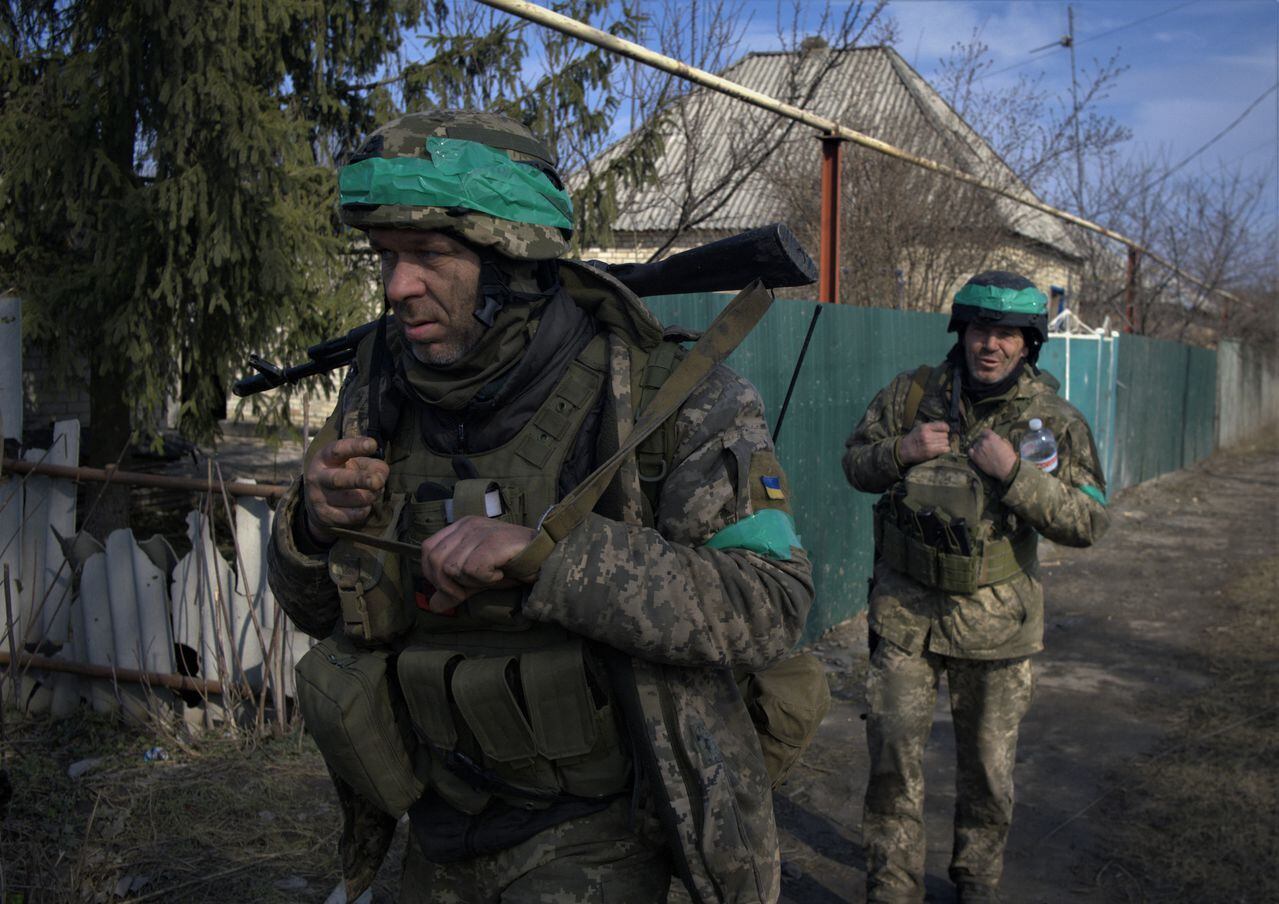 Los soldados ucranianos intentan defenderse de los bombardeos y la invasión rusa. Foto: AFP.