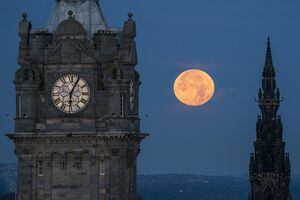 La súper luna azul se pone entre el Reloj de Balmoral y el Monumento a Scott en Edimburgo. La luna azul se refiere a la segunda luna llena en un mes calendario, que ocurre aproximadamente una vez cada dos o tres años. Esta también es una superluna, cuando el satélite natural de la Tierra aparecerá aproximadamente un 14% más grande y un 30% más brillante en el cielo cuando alcance su punto más cercano a la Tierra. Fecha de la foto: jueves 31 de agosto de 2023. (Foto de Jane Barlow/PA Images a través de Getty Images)
