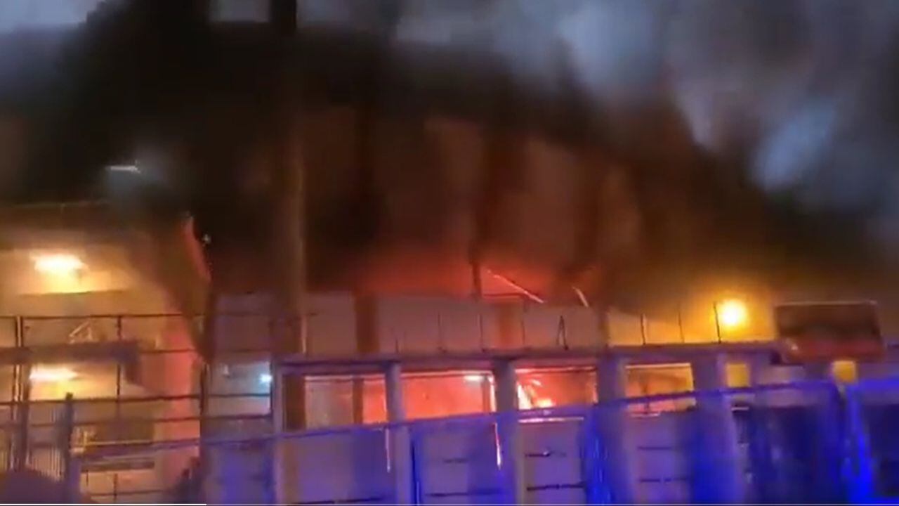Ultras del Foggia generaron un incendio en el estadio de Erasmo Iacovone.