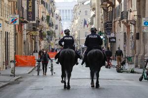 Los "carabinieri" en la Via del Corso en Roma. La fuerza aumentó su pie de fuerza para controlar el cumplimiento de las medidas para estos días festivos.