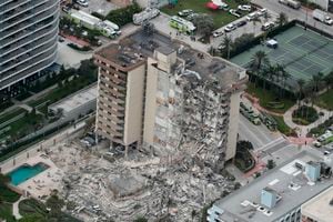 La foto aérea muestra los restos de la torre que se habría derrumbado en el condominio Champlain Towers. Según expertos, la construcción se venía hundiendo desde 1990. Foto: Amy Beth Bennett /South Florida Sun-Sentinel via AP