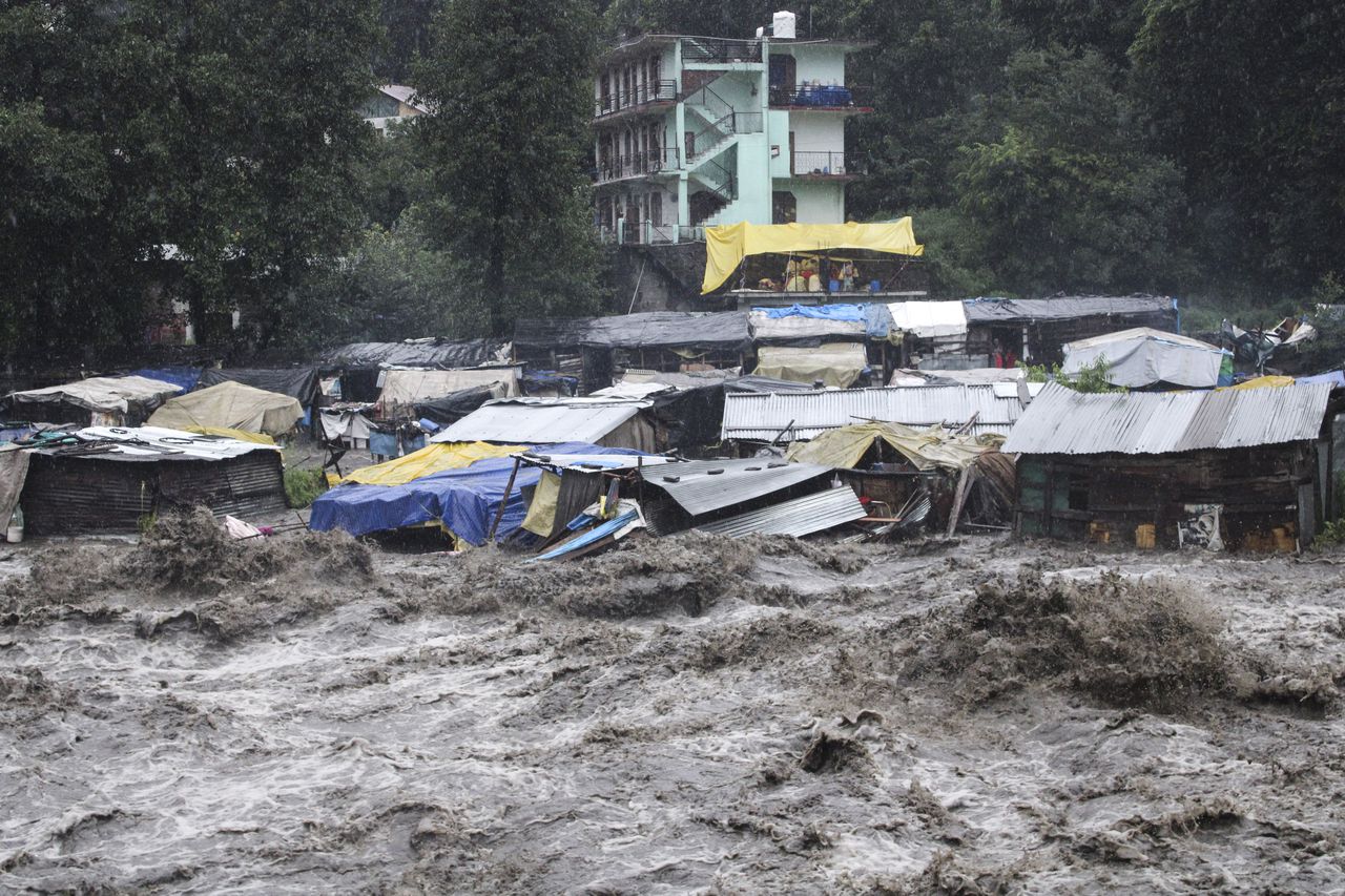 Según informes locales, las fuertes lluvias provocaron deslizamientos de tierra, dañaron casas y causaron pérdidas de vidas