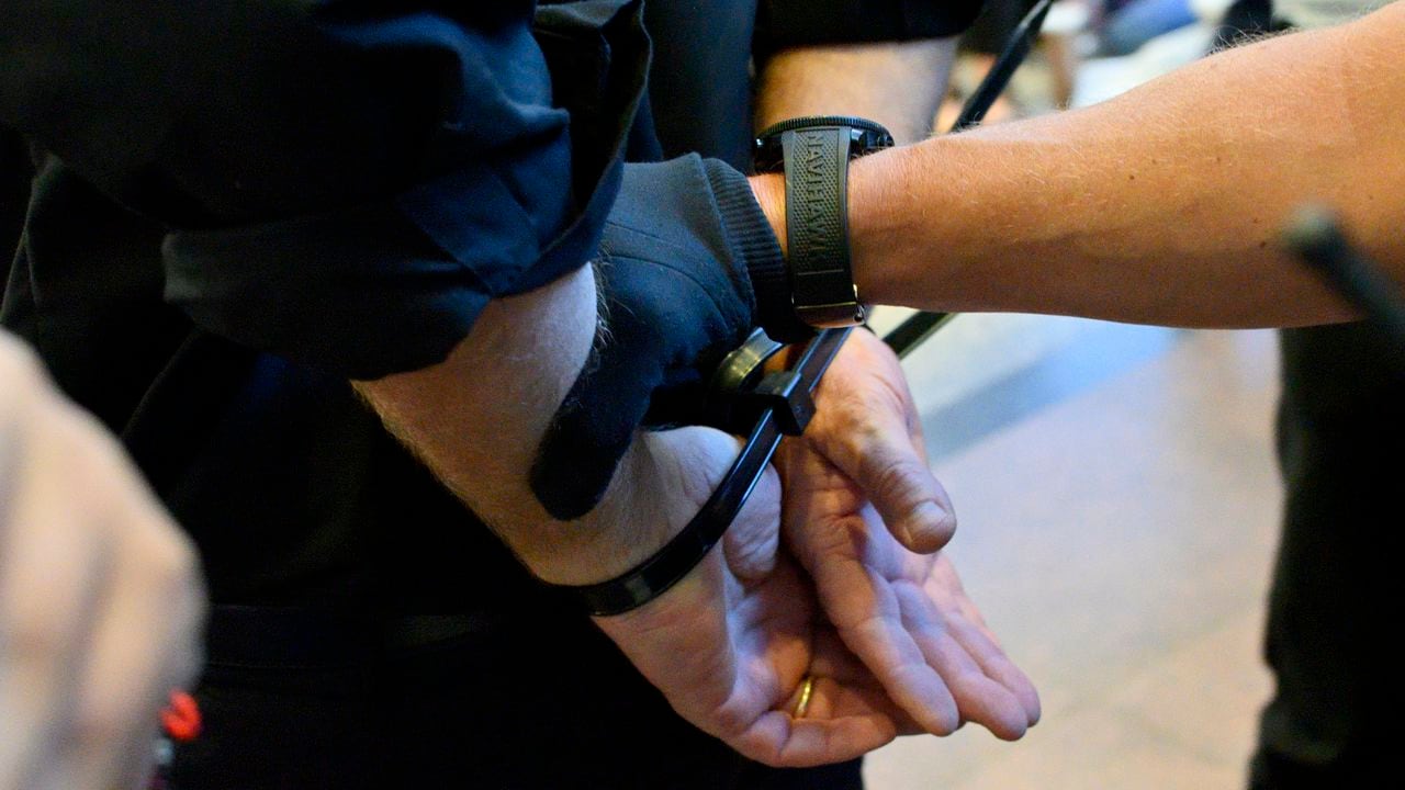 El arresto se produjo en la ciudad de los Ángeles, el detenido acusa al oficial de maltrato