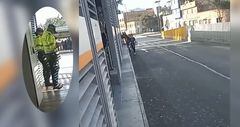 Un video publicado en redes sociales se ve el momento en el que dos policías observan su celular mientras colados ingresan a TransMilenio