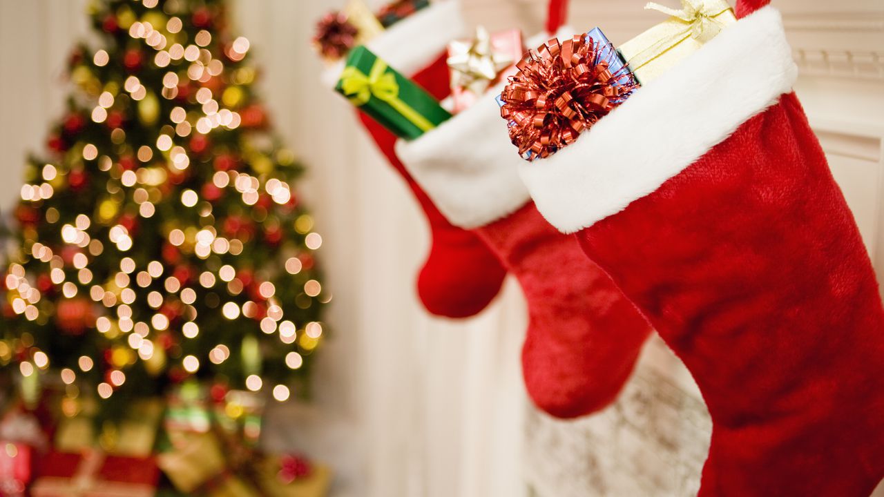 árbol y botas navideñas.