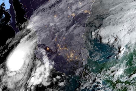 Esta imagen de satélite proporcionada por NOAA a las 8 a.m. E.T del martes 10 de octubre de 2023 muestra el huracán Lidia en el Océano Pacífico acercándose a Puerto Vallarta, México. (NOAA, vía AP)