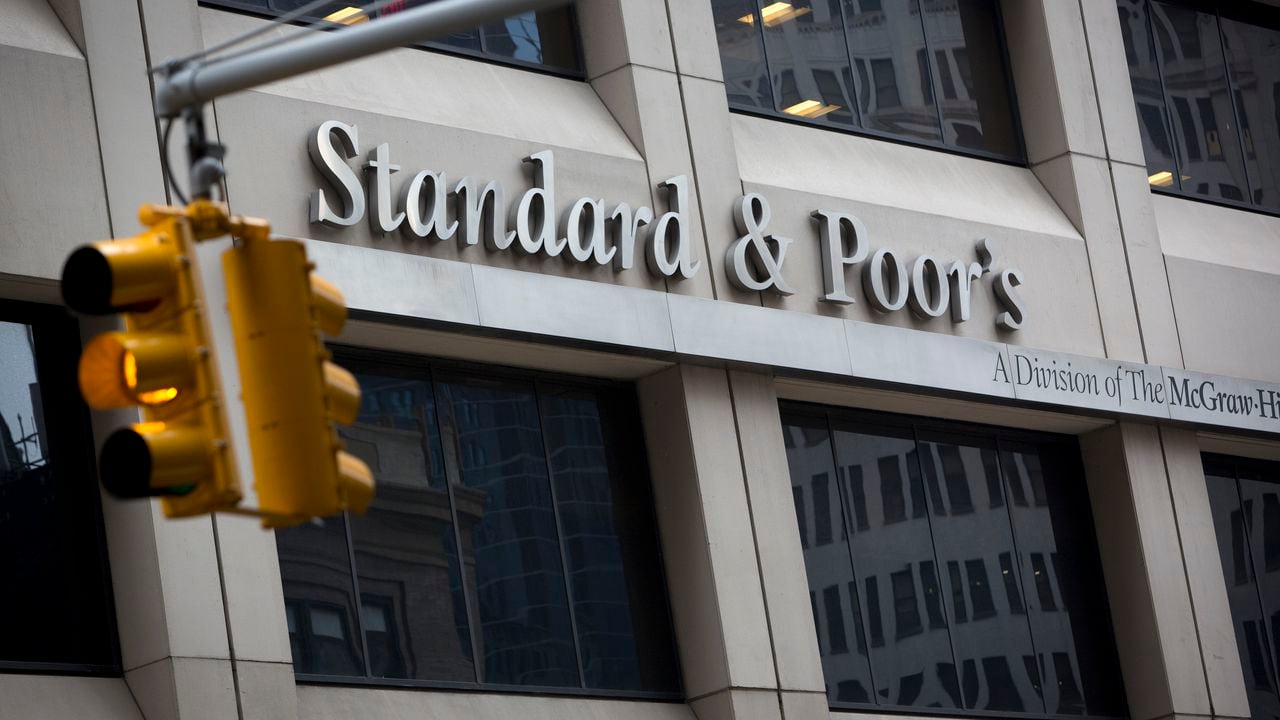 S&P Global Ratings rebajó la calificación de Colombia y le quitó el grado de inversión