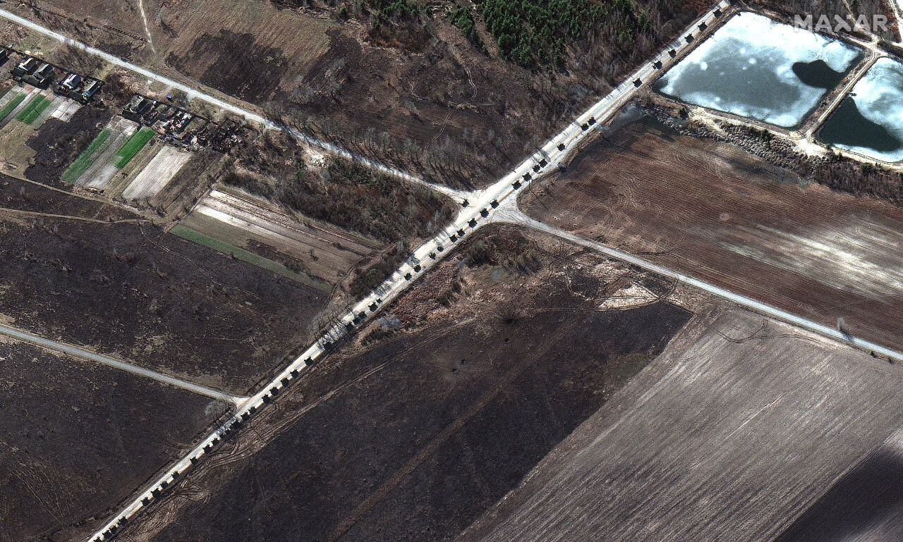 Esta imagen de satélite Maxar tomada y publicada el 28 de febrero de 2022 muestra un convoy militar a lo largo de una carretera, al norte de Ivankiv