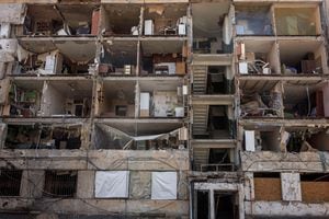 Vista de un bloque de apartamentos muy dañado, en medio del ataque de Rusia a Ucrania, en Kharkiv, Ucrania, 15 de abril de 2022. Foto REUTERS/Alkis Konstantinidis