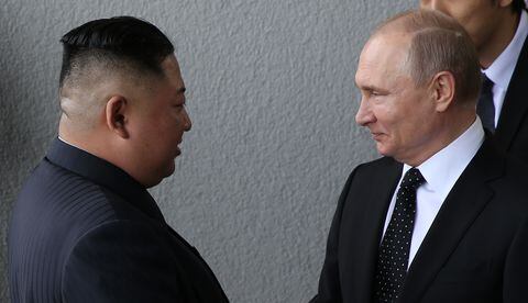 El presidente ruso Vladimir Putin se reúne con el líder norcoreano Kim Jong-un el 25 de abril de 2019 en Vladivostok, Rusia. El presidente ruso Putin y el líder norcoreano Kim Jong-un se reunieron en la ciudad portuaria de Vladivostok