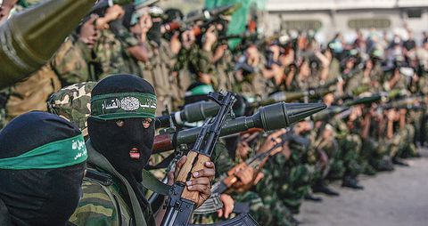 Los secuestrados por Hamás llevan dos semanas incomunicados con sus familias, mientras que el grupo anuncia que al menos 50 han muerto.