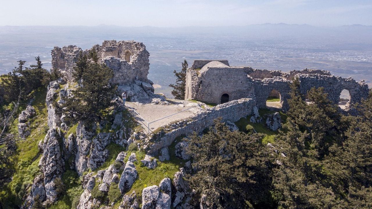 El castillo medieval de Buffavento, encaramado en la cresta de la montaña sobre el puerto norteño de Kyrenia, en la autoproclamada República Turca del Norte de Chipre, al norte de la dividida capital chipriota, Nicosia, el 8 de abril de 2021. Las fábulas de los Caballeros Templarios son una leyenda, pero en las profundidades de un castillo en Chipre -una isla que en su día perteneció a la hermandad de los cruzados- se encuentra un legado que, según los historiadores, aún resuena. Foto de Birol Bebek / AFP