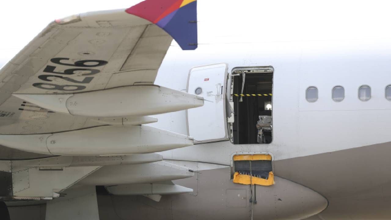 Un avión de Asiana Airlines con la puerta abierta está estacionado en el Aeropuerto Internacional de Daegu.