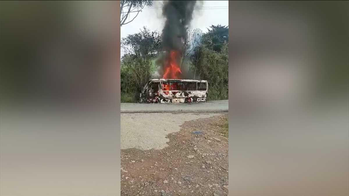Vehículo incinerado en el marco del paro armado del Clan del Golfo en Antioquia.