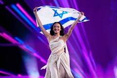 Eden Golan de Israel entra al escenario durante la ceremonia de apertura de la Gran Final del Festival de la Canción de Eurovisión 2024 en el Malmö Arena el 11 de mayo de 2024 en Malmo, Suecia.
