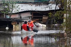 Voluntarios evacuan a un hombre en un barco de una zona inundada en Porto Alegre, estado de Rio Grande do Sul, Brasil, 12 de mayo de 2024.