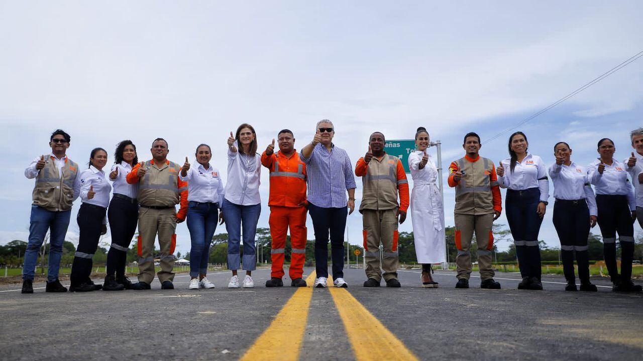 La ministra de Transporte, Ángela María Orozco, señaló que este tramo es fundamental para el turismo, el transporte de pasajeros y para el comercio nacional e internacional de Colombia.
