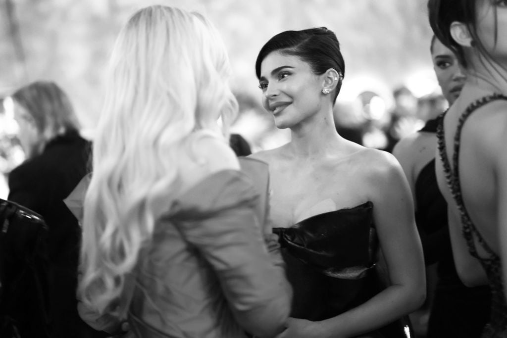 Gigi Hadid y Kylie Jenner asisten a la fiesta de los Oscar de Vanity Fair 2023 organizada por Radhika Jones en el Centro Wallis Annenberg para las Artes Escénicas el 12 de marzo