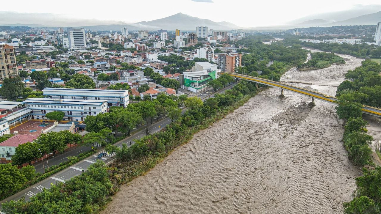 Por las intensas lluvias, el río Pamplonita en la ciudad de Cúcuta se desbordó en algunos sectores.