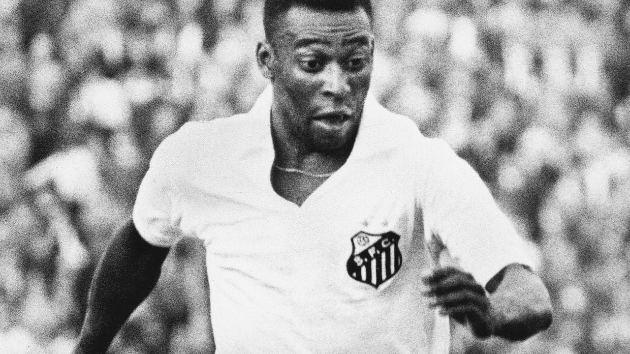 Pelé con la camiseta del Santos de Brasil