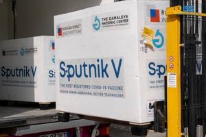 Las cajas que contienen la vacuna rusa Sputnik V se descargan en San Marino, una ciudad estado rodeada por Italia. (Andrea Costa / IssRSMarino vía AP)