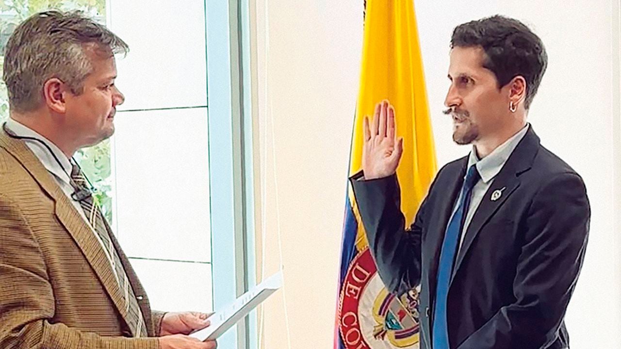 Sebastián Guanumen, estratega recientemente nombrado cónsul en Santiago de Chile, no es el único de su familia que logró un cargo en el Gobierno.