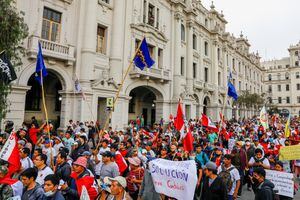 Los manifestantes continúan protestando a pesar de la propuesta del gobierno de adelantar las elecciones tras el derrocamiento del líder peruano Pedro Castillo, en Lima, Perú, el 13 de diciembre de 2022. REUTERS/Alessandro Cinque