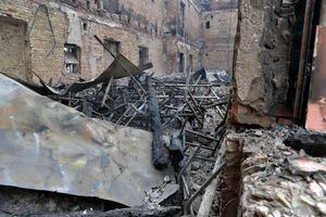 Esta fotografía muestra una vista de una escuela destruida como resultado de una pelea no lejos del centro de la ciudad ucraniana de Kharkiv, ubicada a unos 50 km de la frontera entre Ucrania y Rusia, el 28 de febrero de 2022. (Foto de Sergey BOBOK / AFP)