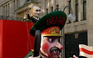 Una carroza de carnaval con el presidente ruso, Vladimir Putin (arriba), manejando al presidente de Bielorrusia, Alexander Lukashenko, como un títere, se abre paso por las calles durante una marcha por la paz titulada "Libertad para Ucrania" que reemplaza el tradicional desfile callejero de carnaval del Lunes de las Rosas en Colonia, Alemania occidental. el 28 de febrero de 2022. (Foto de Ina Fassbender / AFP)