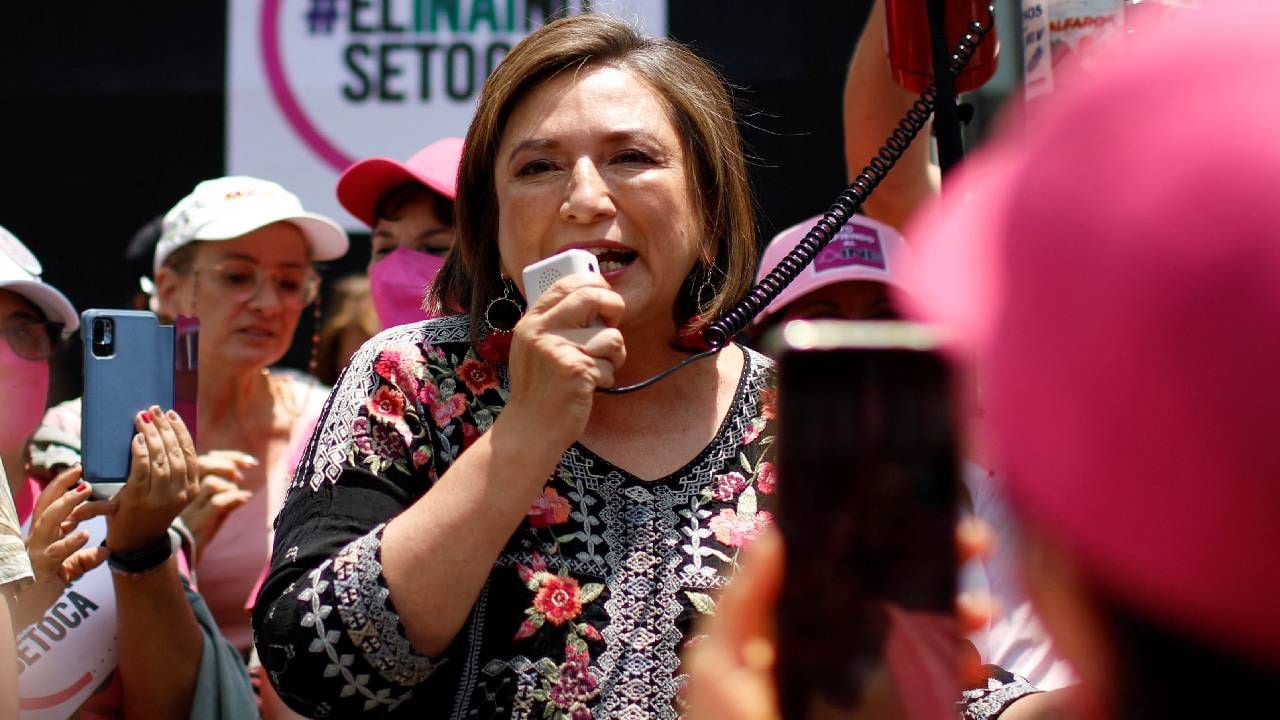 La senadora mexicana, Xochitl Gálvez, habla durante una protesta en la Ciudad de México.