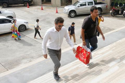 El actor español Rodolfo Sancho, a la derecha, padre de Daniel Sancho Bronchalo, llega al tribunal provincial de Koh Samui, en el sur de Tailandia, el lunes 13 de noviembre de 2023.