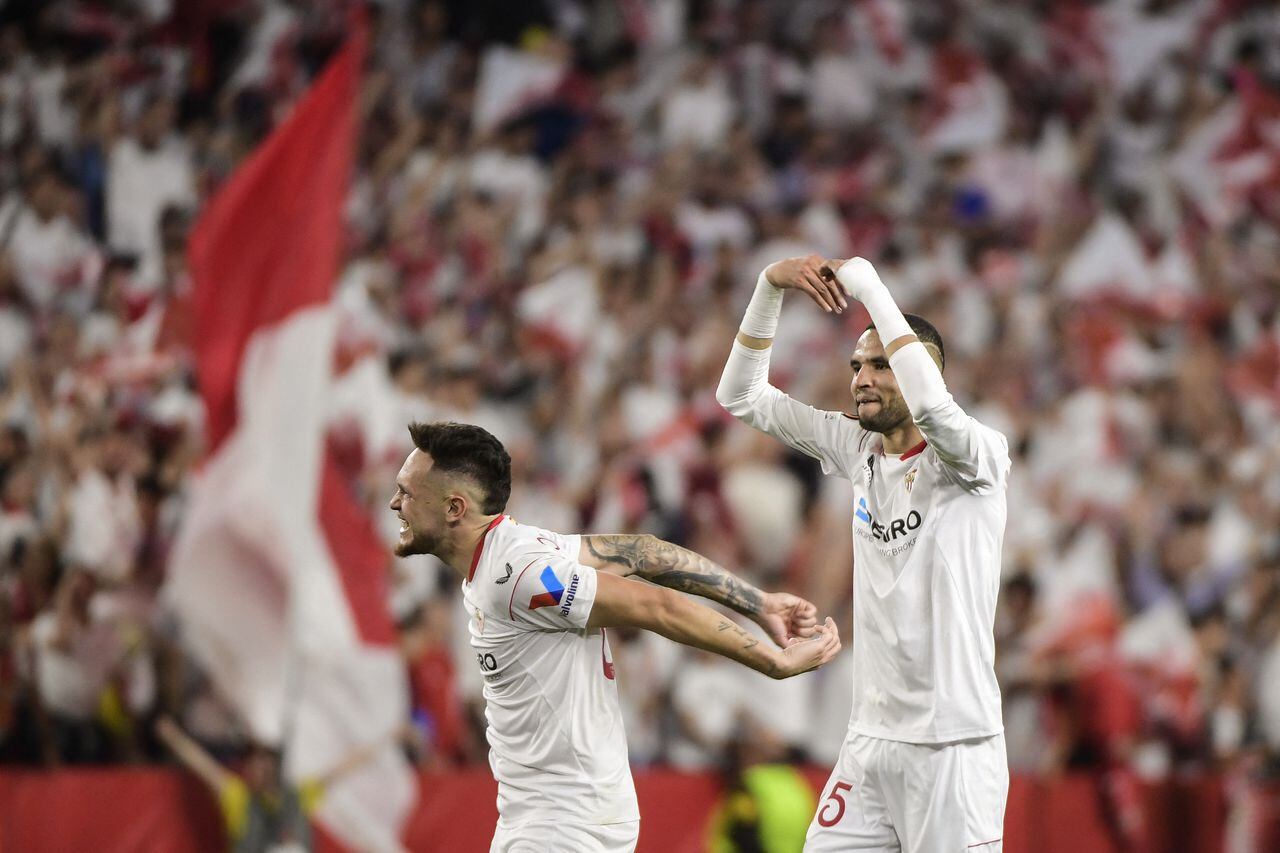 Sevilla's Argentinian forward Lucas Ocampos (L) and Sevilla's Moroccan forward Youssef En-Nesyri celebrates at the end of the UEFA Europa league quarter final second Leg football match between Sevilla and Manchester United at the Ramon Sanchez-Pizjuan stadium in Seville on April 20, 2023. (Photo by CRISTINA QUICLER / AFP)