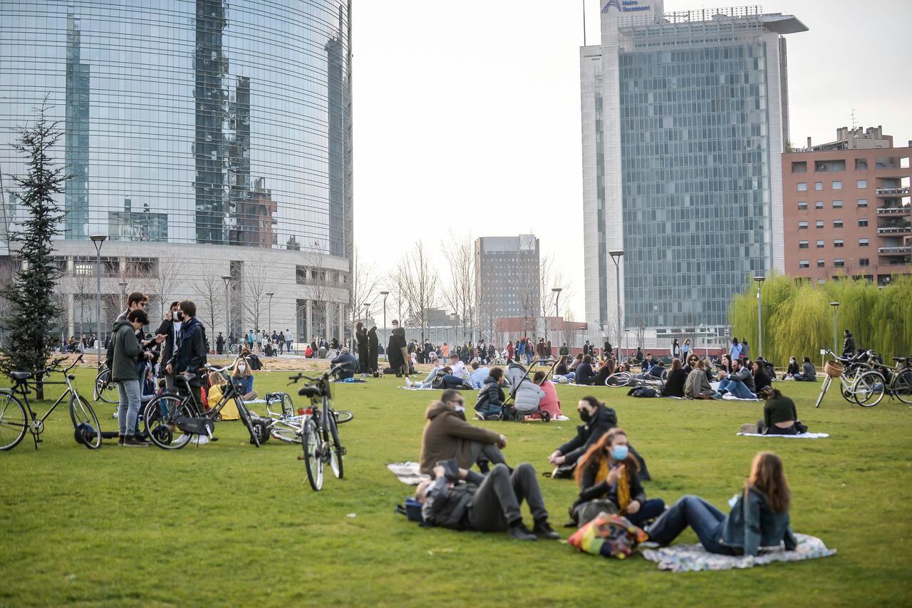 La gente disfruta de la temperatura cálida en un parque en el centro de Milán, Italia, el sábado 13 de marzo de 2021. (Claudio Furlan / LaPresse vía AP)