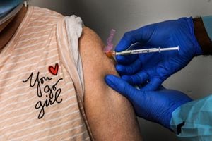 Chicago le pone tatequieto a la vacuna de Pfizer por reacciones adversas de cuatro trabajadores