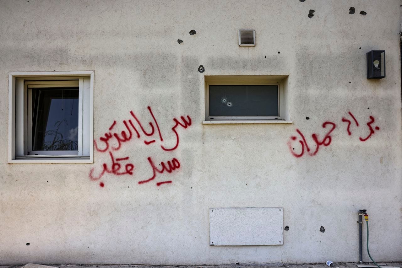 Vista de un graffiti pintado en una casa en el Kibbutz Beeri, cerca de la frontera con Gaza, el 20 de octubre de 2023, tras un ataque de militantes palestinos el 7 de octubre.