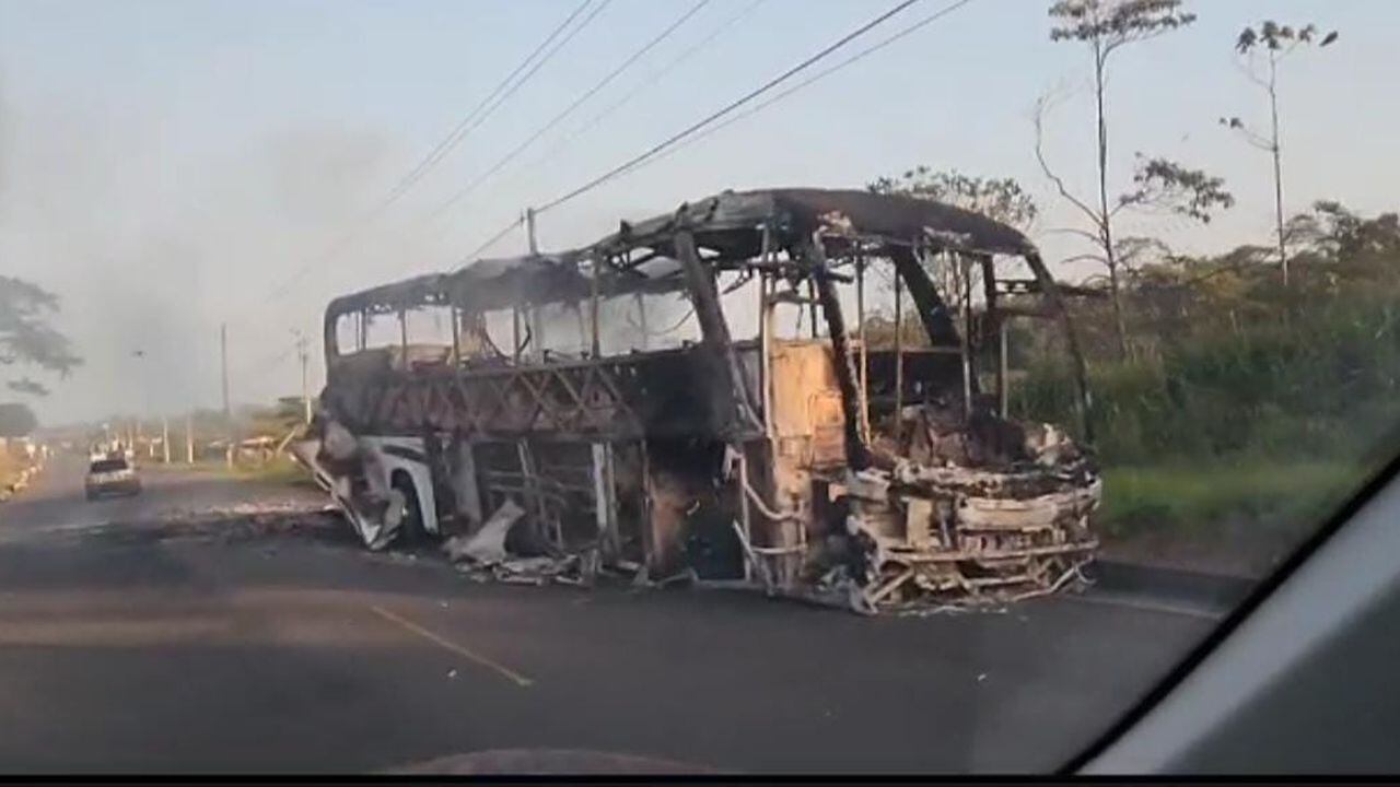Bus quemado en via de Pasto - Tumaco, Nariño