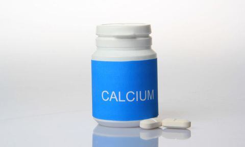 Los suplementos de calcio pueden ser recomendados para las personas mayores de 50 años, especialmente aquellas con una ingesta dietética insuficiente de este mineral, para mantener la densidad ósea.