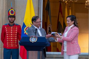 El presidente Gustavo Petro le hizo entrega del texto oficial de la reforma a la salud a la ministra Carolina Corcho en medio de un acto protocolario en la Plaza de Armas de la Casa de Nariño el lunes 13 de febrero.