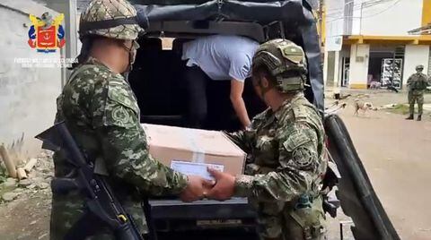 Material electoral llegando a El Plateado en el Cauca.