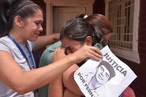 Familiares de Fernando Báez Sosa, el hijo de paraguayos que fue asesinado por un grupo de rugbiers en 2020, lloran tras ver por televisión la audiencia de sentencia en Carapegua, Paraguay. (Photo by NORBERTO DUARTE / AFP)