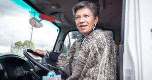 La alcaldesa Claudia López lideró el lanzamiento del plan piloto de carro compartido.