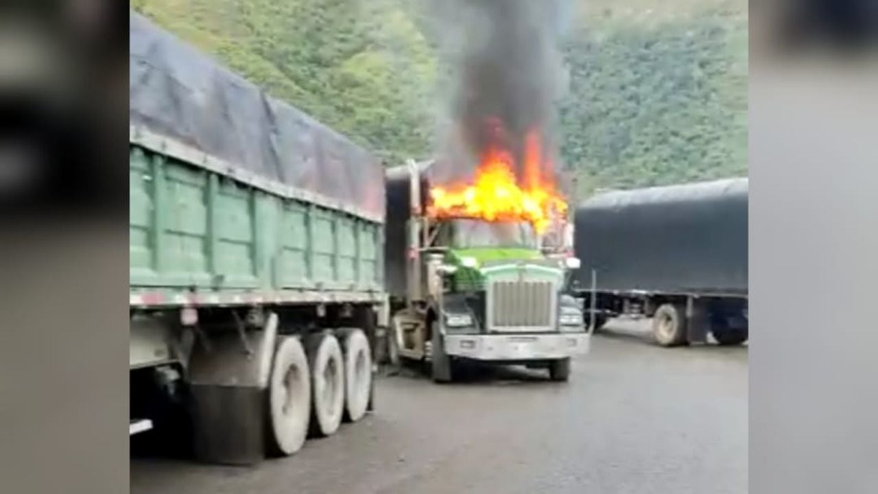 Terror en carreteras de norte de Santander: criminales quemaron varias tractomulas.