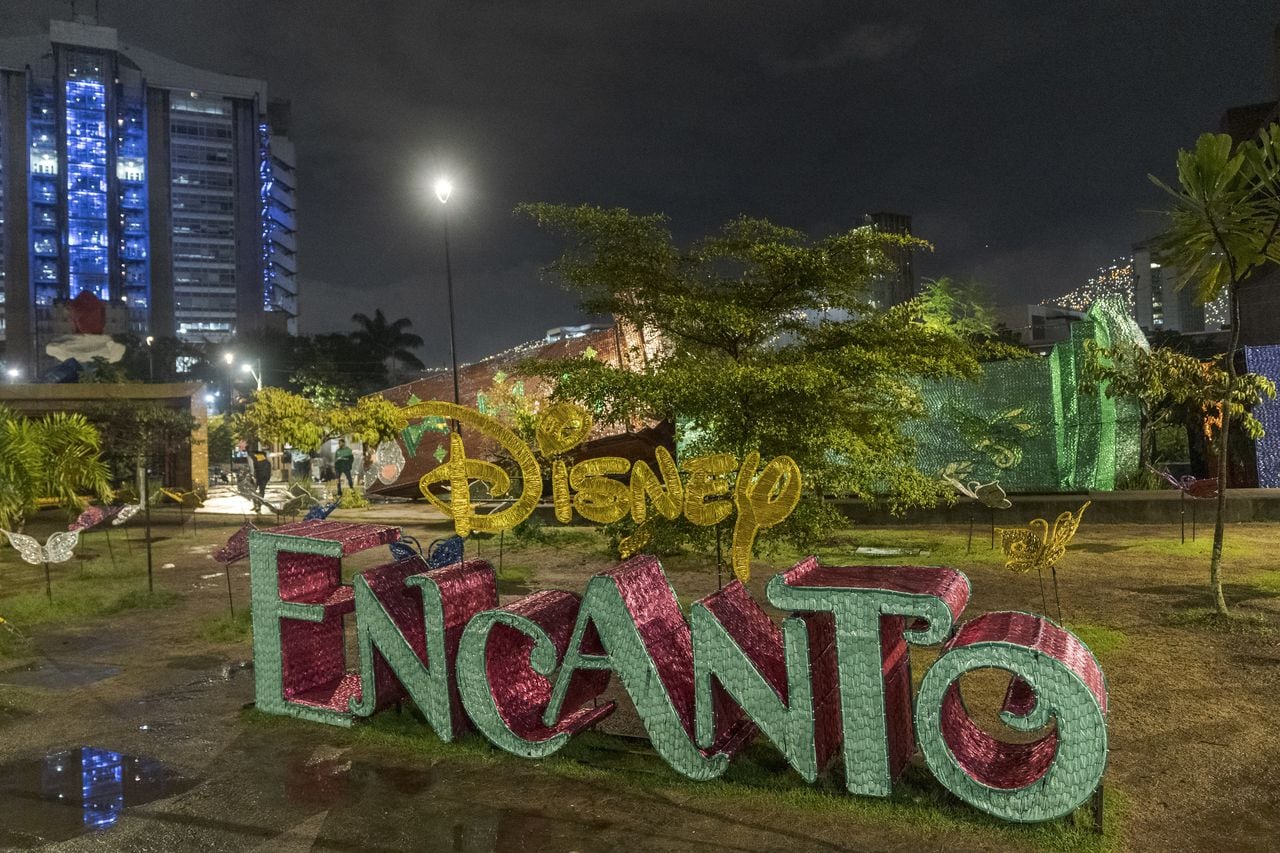 Una vista de las decoraciones inspiradas en el Encanto de Disney, en la ciudad de Medellín el 14 de enero de 2023. (Foto de Luis Bernardo Cano/Agencia Anadolu vía Getty Images)