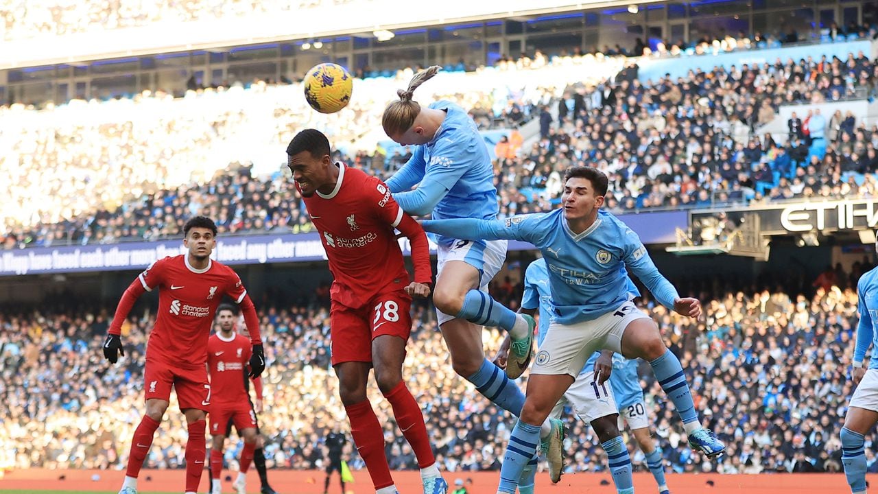 MANCHESTER, ENGLAND - NOVEMBER 25: Ryan Gravenberch of Liverpool battles with Erling Haaland of Manchester City (C) and Julian Alvarez of Manchester City during the Premier League match between Manchester City and Liverpool FC at Etihad Stadium on November 25, 2023 in Manchester, England. (Photo by Simon Stacpoole/Offside/Offside via Getty Images)